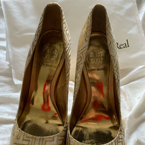 Tory Burch Gold Metallic Round Toe Pumps - Picture 1 of 8